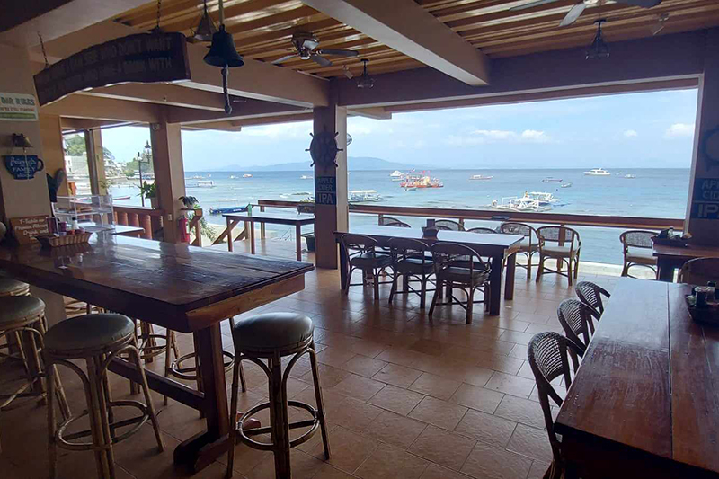 Capt'n Gregg's restaurant overlooking Sabang Beach